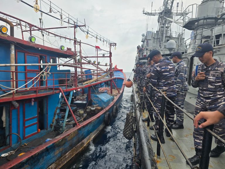 KRI Silas Papare-386 Amankan Kapal Diduga Muat Solar Ilegal & Narkotika Di Perairan Natuna