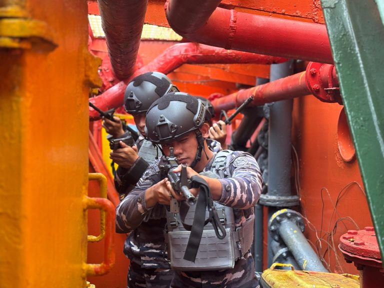 Asah Naluri Tempur, KRI Wiratno-379 Gelar Latihan VBSS Di Perairan Natuna