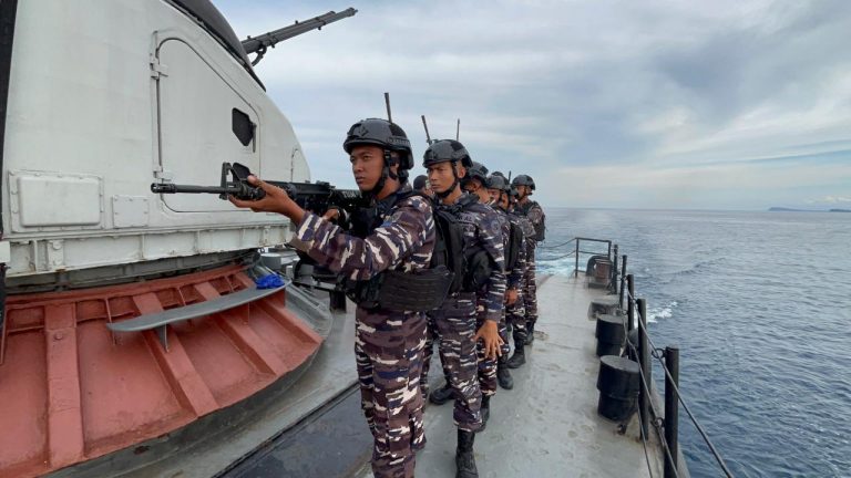 Sinergi KRI Teuku Umar-385 & Kopaska Gelar Latihan VBSS, Perkuat Daya Getar Laut Natuna