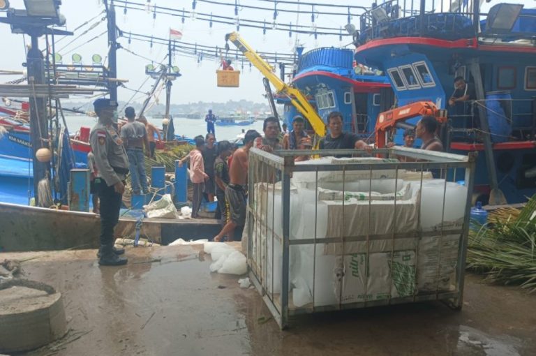 Peduli Kesehatan Masyarakat, Satpolairud Polresta Tanjungpinang Bagikan Masker di Perairan Plantar I
