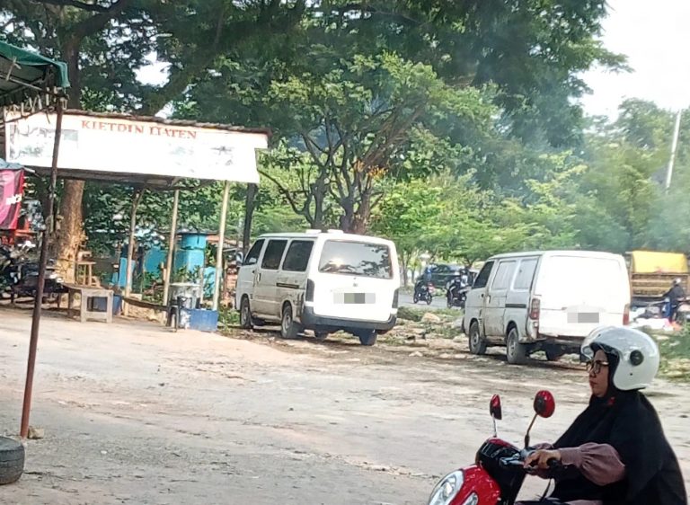 Modus Baru? Dua Truk Diduga Langsir Solar Subsidi Mangkal di RTH Pasar Melayu Raya Batu Aji