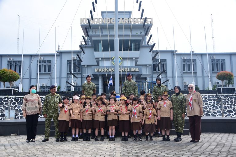 PERLUAS WAWASAN KEBAHARIAWAN KOARMADA I TERIMA KUNJUNGAN SISWA SEKOLAH DASAR