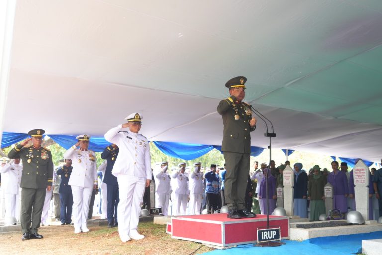 PANGKOARMADA I HADIRI UPCARA PEMAKAMAN LAKSAMANA TNI (PURN.) WIDODO ADI SUTJIPTO