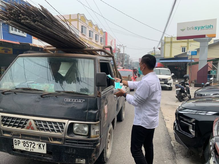 Tanggap Kabut Asap di Karimun: Anggota DPRD Muhammad Firdaus Bagikan 5.000 Masker Gratis